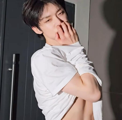 ㅤㅤㅤㅤ delete plsㅤㅤㅤㅤ (insecurities AU)